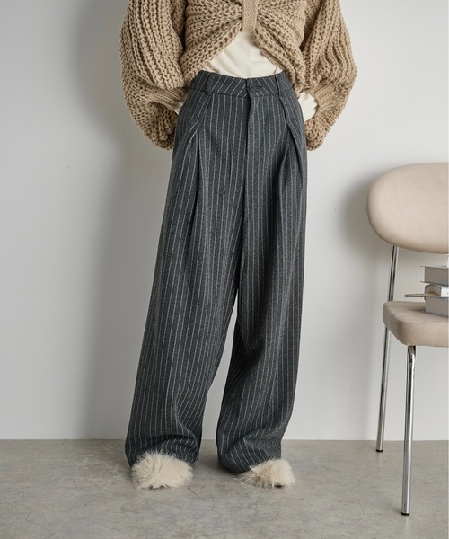 THE YOn（ザヨン）の「チョークストライプボックスタックワイドパンツ（スラックス・レディース・チャコールグレー/ブラウン・M/S）」の3枚目の写真