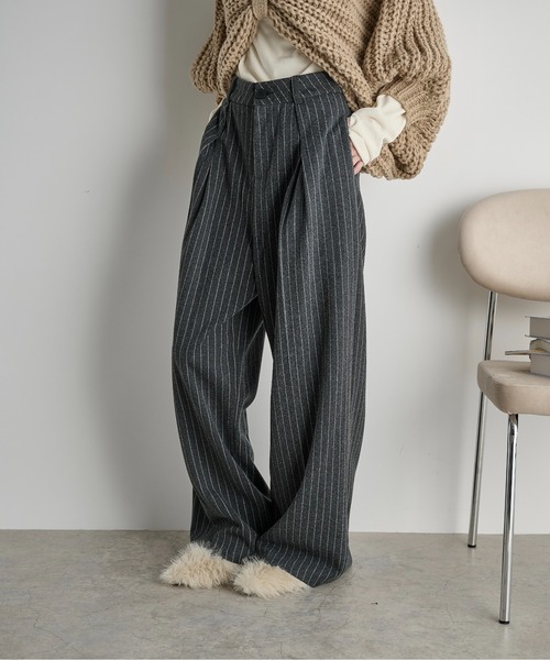 THE YOn（ザヨン）の「チョークストライプボックスタックワイドパンツ（スラックス・レディース・チャコールグレー/ブラウン・M/S）」の4枚目の写真