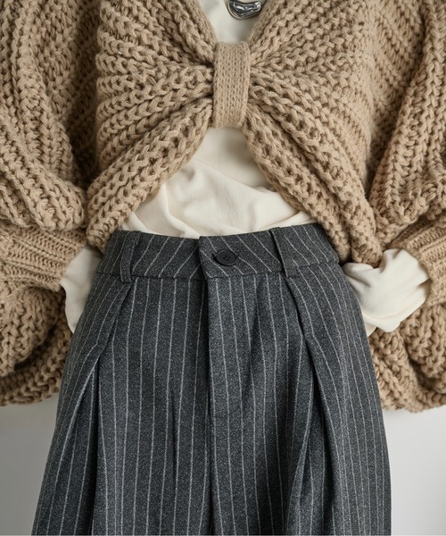 THE YOn（ザヨン）の「チョークストライプボックスタックワイドパンツ（スラックス・レディース・チャコールグレー/ブラウン・M/S）」の7枚目の写真