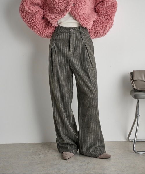 THE YOn（ザヨン）の「チョークストライプボックスタックワイドパンツ（スラックス・レディース・チャコールグレー/ブラウン・M/S）」の16枚目の写真