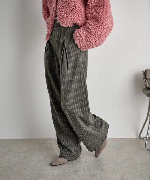 THE YOn（ザヨン）の「チョークストライプボックスタックワイドパンツ（スラックス・レディース・チャコールグレー/ブラウン・M/S）」の17枚目の写真