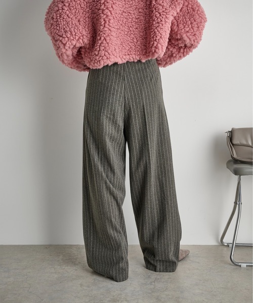 THE YOn（ザヨン）の「チョークストライプボックスタックワイドパンツ（スラックス・レディース・チャコールグレー/ブラウン・M/S）」の18枚目の写真