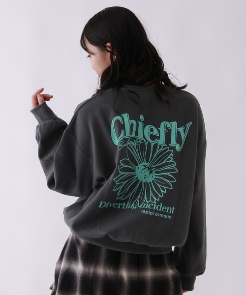 repipi armario(レピピ アルマリオ)の「【裏起毛】チョベリグルーズスウェット(スウェット・キッズ・ホワイト系その他/ホワイト系その他2/ブラック系その他/ブラック系その他3/グレー/ブラック系その他2/その他7/ブラック系その他4・SMALL/MEDIUM/LARGE)」の3枚目の写真