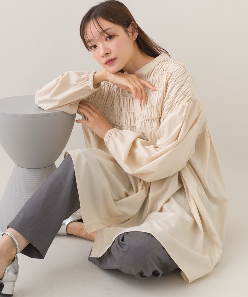 OMNES(オムネス)の「ポプリンフロントシャーリング プルオーバー チュニック 長袖シャツブラウス(シャツ/ブラウス・レディース・ブルー/ブラック/ライトベージュ/マルチ/ホワイト/ホワイト系その他・FREE)」の1枚目の写真