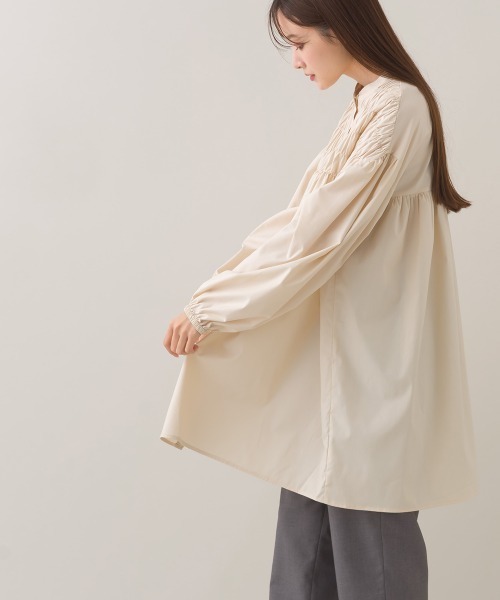 OMNES(オムネス)の「ポプリンフロントシャーリング プルオーバー チュニック 長袖シャツブラウス(シャツ/ブラウス・レディース・ブルー/ブラック/ライトベージュ/マルチ/ホワイト/ホワイト系その他・FREE)」の21枚目の写真