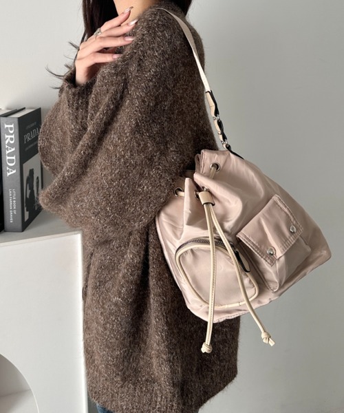 wears(ウェアーズ)の「2WAY 外ポケット付き巾着ショルダーバッグ(ハンドバッグ・レディース・ブラック/アイボリー/カーキ/ベージュ/グレー・FREE)」の5枚目の写真