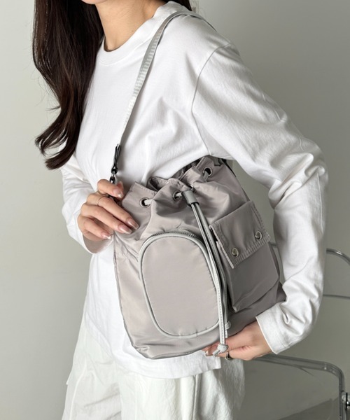 wears(ウェアーズ)の「2WAY 外ポケット付き巾着ショルダーバッグ(ハンドバッグ・レディース・ブラック/アイボリー/カーキ/ベージュ/グレー・FREE)」の4枚目の写真