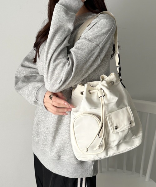 wears(ウェアーズ)の「2WAY 外ポケット付き巾着ショルダーバッグ(ハンドバッグ・レディース・ブラック/アイボリー/カーキ/ベージュ/グレー・FREE)」の2枚目の写真