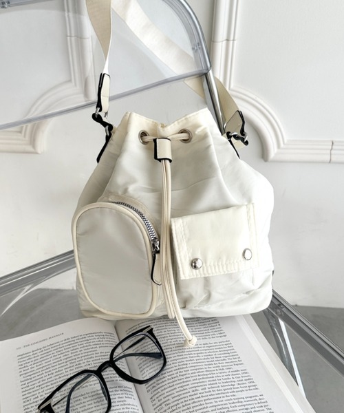 wears(ウェアーズ)の「2WAY 外ポケット付き巾着ショルダーバッグ(ハンドバッグ・レディース・ブラック/アイボリー/カーキ/ベージュ/グレー・FREE)」の6枚目の写真
