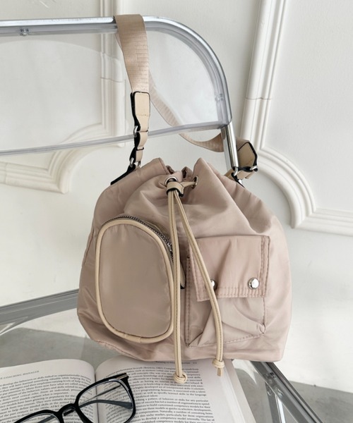 wears(ウェアーズ)の「2WAY 外ポケット付き巾着ショルダーバッグ(ハンドバッグ・レディース・ブラック/アイボリー/カーキ/ベージュ/グレー・FREE)」の9枚目の写真