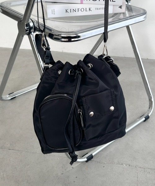 wears(ウェアーズ)の「2WAY 外ポケット付き巾着ショルダーバッグ(ハンドバッグ・レディース・ブラック/アイボリー/カーキ/ベージュ/グレー・FREE)」の7枚目の写真