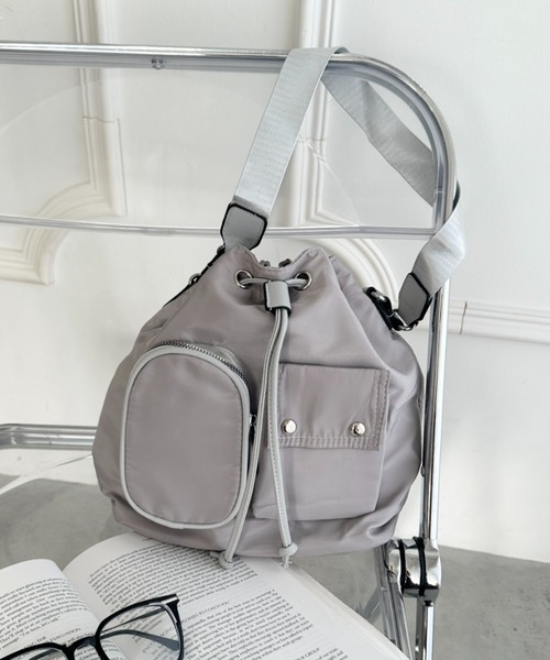 wears(ウェアーズ)の「2WAY 外ポケット付き巾着ショルダーバッグ(ハンドバッグ・レディース・ブラック/アイボリー/カーキ/ベージュ/グレー・FREE)」の8枚目の写真