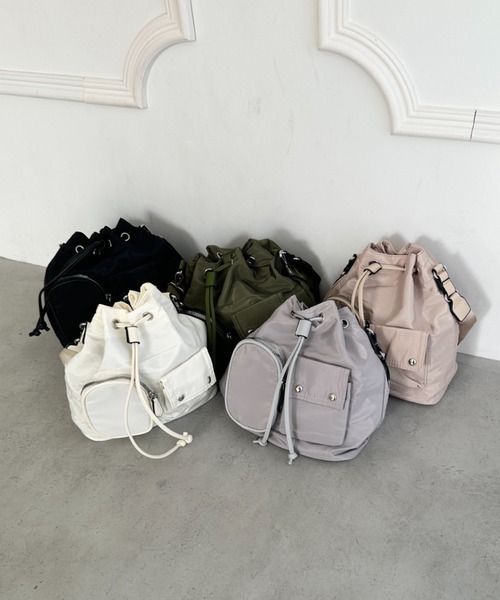 wears(ウェアーズ)の「2WAY 外ポケット付き巾着ショルダーバッグ(ハンドバッグ・レディース・ブラック/アイボリー/カーキ/ベージュ/グレー・FREE)」の11枚目の写真