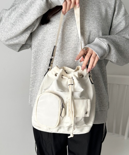 wears(ウェアーズ)の「2WAY 外ポケット付き巾着ショルダーバッグ(ハンドバッグ・レディース・ブラック/アイボリー/カーキ/ベージュ/グレー・FREE)」の12枚目の写真