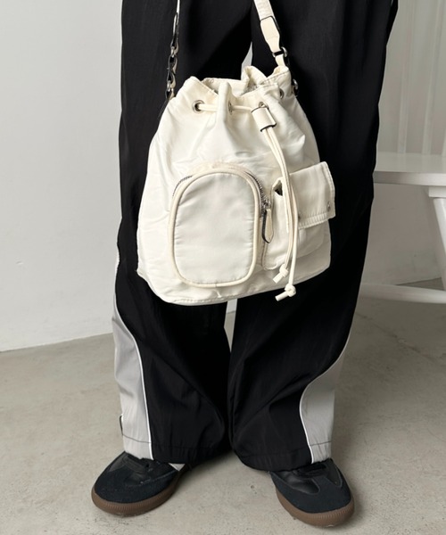 wears(ウェアーズ)の「2WAY 外ポケット付き巾着ショルダーバッグ(ハンドバッグ・レディース・ブラック/アイボリー/カーキ/ベージュ/グレー・FREE)」の18枚目の写真