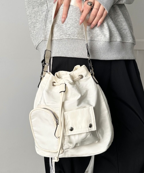 wears(ウェアーズ)の「2WAY 外ポケット付き巾着ショルダーバッグ(ハンドバッグ・レディース・ブラック/アイボリー/カーキ/ベージュ/グレー・FREE)」の19枚目の写真
