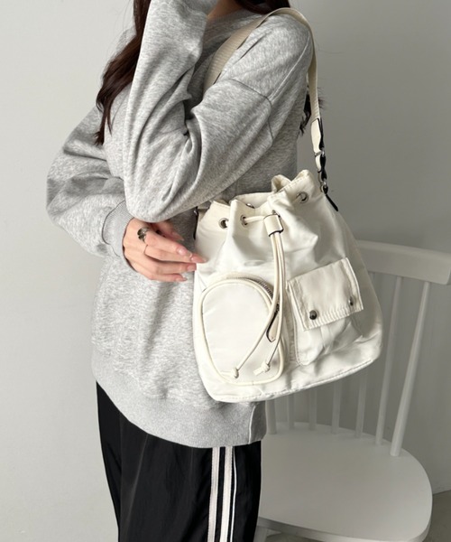 wears(ウェアーズ)の「2WAY 外ポケット付き巾着ショルダーバッグ(ハンドバッグ・レディース・ブラック/アイボリー/カーキ/ベージュ/グレー・FREE)」の20枚目の写真