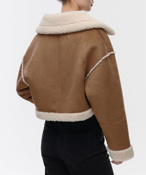 MUSINSA STANDARD WOMAN（ムシンサスタンダードウーマン）の「ウィメンズ シンセティックスエード シアリング クロップジャケット [キャメル]（ムートンコート・レディース・その他・SMALL/MEDIUM）」の3枚目の写真