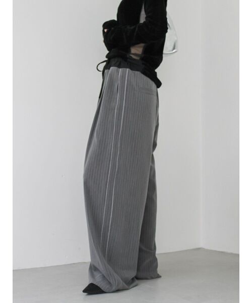 Ungrid（アングリッド）の「ウエストデザインラインパンツ（その他パンツ・レディース・ベージュ/チャコールグレー・SMALL/MEDIUM）」の9枚目の写真