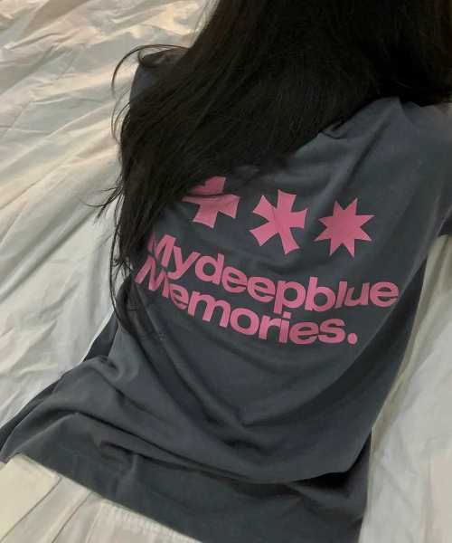 mydeepbluememories(マイディープブルーメモリーズ)の「Mm Symbol Logo T-Shirts (CHARCOAL / PINK)(Tシャツ/カットソー・レディース・チャコール・SMALL/MEDIUM/LARGE)」の1枚目の写真