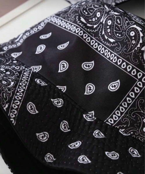 VIBGYOR（ヴィブジョー）の「【IZU】 ペイズリーバンダナバケットハット（ハット・メンズ・ブラック/ホワイト・FREE）」の4枚目の写真