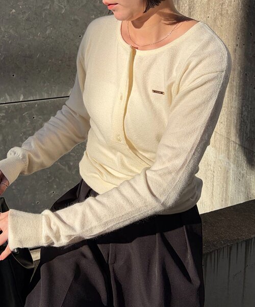 CAPRICIEUX LE'MAGE（カプリシューレマージュ）の「カーディガン風アシメニット（ニット/セーター・レディース・ベージュ/オフホワイト/チャコールグレー・FREE）」の2枚目の写真