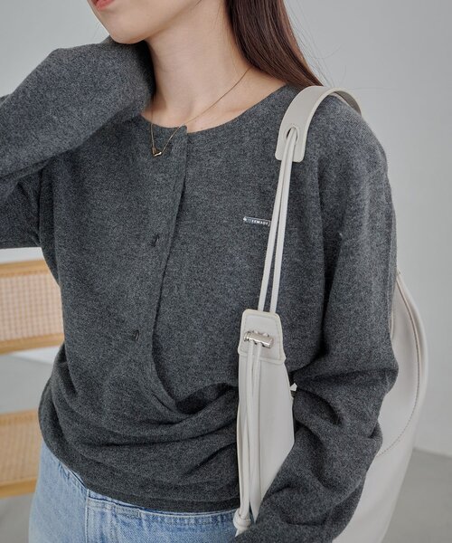 CAPRICIEUX LE'MAGE（カプリシューレマージュ）の「カーディガン風アシメニット（ニット/セーター・レディース・ベージュ/オフホワイト/チャコールグレー・FREE）」の4枚目の写真