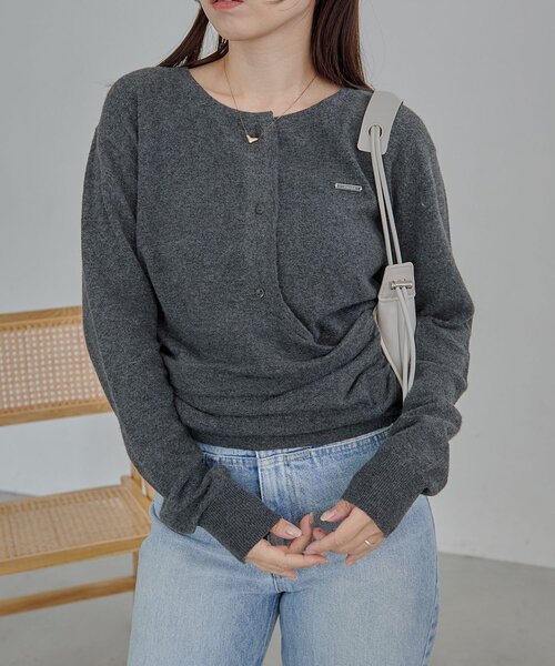 CAPRICIEUX LE'MAGE（カプリシューレマージュ）の「カーディガン風アシメニット（ニット/セーター・レディース・ベージュ/オフホワイト/チャコールグレー・FREE）」の7枚目の写真