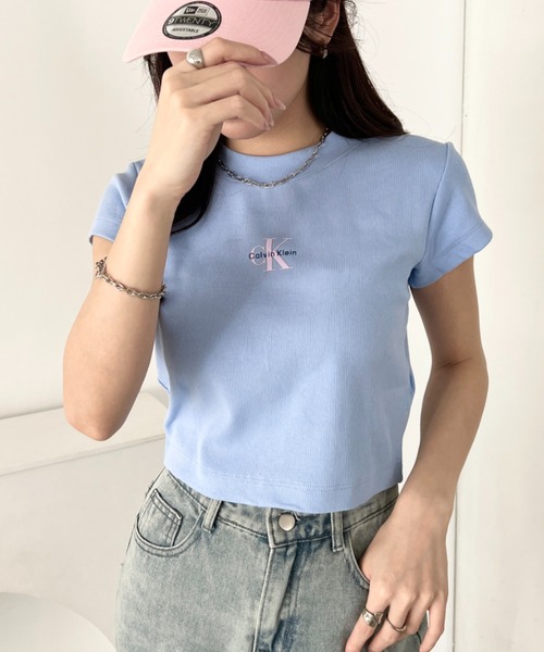 Calvin Klein(カルバン・クライン)の「Calvin Klein(カルバン・クライン)/モノグラム ベイビー クロップド リブ クルーネック 半袖 Tシャツ/CK MONOGRAM BABY DOLL TEE(Tシャツ/カットソー・レディース・ホワイト/レッド/グレー/ブルー/ブラック/ライラック・XS/S/M/L)」の5枚目の写真