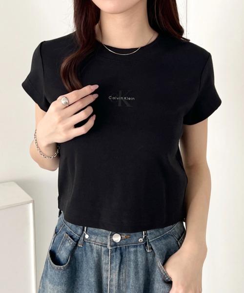Calvin Klein(カルバン・クライン)の「Calvin Klein(カルバン・クライン)/モノグラム ベイビー クロップド リブ クルーネック 半袖 Tシャツ/CK MONOGRAM BABY DOLL TEE(Tシャツ/カットソー・レディース・ホワイト/レッド/グレー/ブルー/ブラック/ライラック・XS/S/M/L)」の3枚目の写真