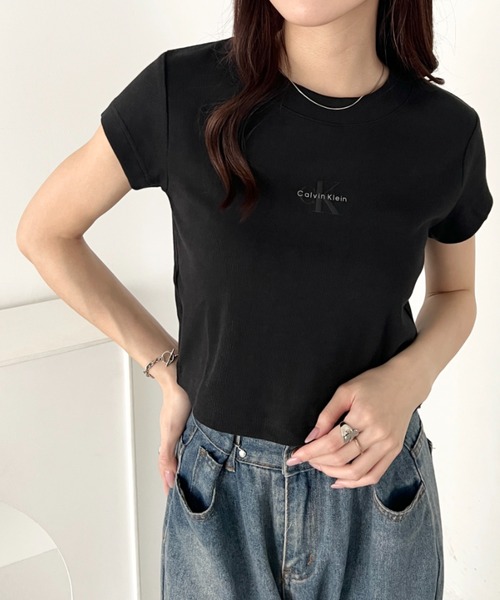 Calvin Klein(カルバン・クライン)の「Calvin Klein(カルバン・クライン)/モノグラム ベイビー クロップド リブ クルーネック 半袖 Tシャツ/CK MONOGRAM BABY DOLL TEE(Tシャツ/カットソー・レディース・ホワイト/レッド/グレー/ブルー/ブラック/ライラック・XS/S/M/L)」の15枚目の写真