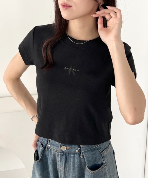 Calvin Klein(カルバン・クライン)の「Calvin Klein(カルバン・クライン)/モノグラム ベイビー クロップド リブ クルーネック 半袖 Tシャツ/CK MONOGRAM BABY DOLL TEE(Tシャツ/カットソー・レディース・ホワイト/レッド/グレー/ブルー/ブラック/ライラック・XS/S/M/L)」の17枚目の写真