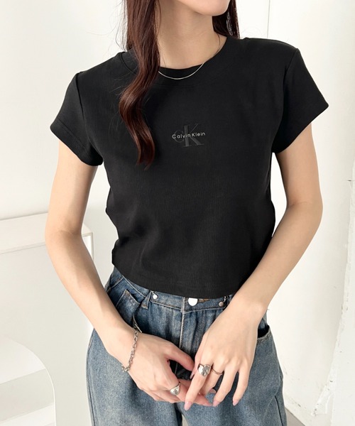 Calvin Klein(カルバン・クライン)の「Calvin Klein(カルバン・クライン)/モノグラム ベイビー クロップド リブ クルーネック 半袖 Tシャツ/CK MONOGRAM BABY DOLL TEE(Tシャツ/カットソー・レディース・ホワイト/レッド/グレー/ブルー/ブラック/ライラック・XS/S/M/L)」の18枚目の写真
