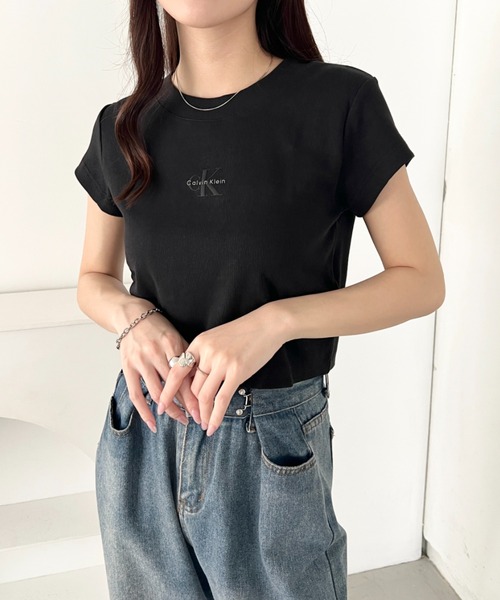 Calvin Klein(カルバン・クライン)の「Calvin Klein(カルバン・クライン)/モノグラム ベイビー クロップド リブ クルーネック 半袖 Tシャツ/CK MONOGRAM BABY DOLL TEE(Tシャツ/カットソー・レディース・ホワイト/レッド/グレー/ブルー/ブラック/ライラック・XS/S/M/L)」の19枚目の写真
