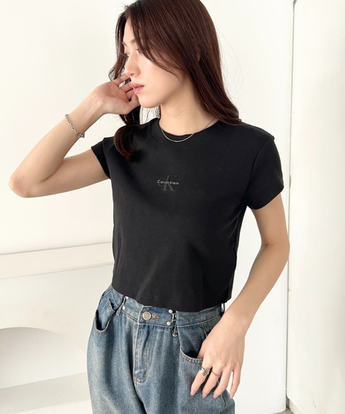 Calvin Klein(カルバン・クライン)の「Calvin Klein(カルバン・クライン)/モノグラム ベイビー クロップド リブ クルーネック 半袖 Tシャツ/CK MONOGRAM BABY DOLL TEE(Tシャツ/カットソー・レディース・ホワイト/レッド/グレー/ブルー/ブラック/ライラック・XS/S/M/L)」の21枚目の写真
