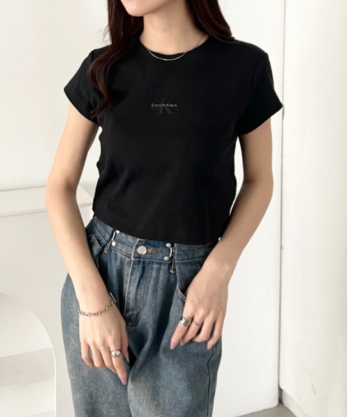 Calvin Klein(カルバン・クライン)の「Calvin Klein(カルバン・クライン)/モノグラム ベイビー クロップド リブ クルーネック 半袖 Tシャツ/CK MONOGRAM BABY DOLL TEE(Tシャツ/カットソー・レディース・ホワイト/レッド/グレー/ブルー/ブラック/ライラック・XS/S/M/L)」の20枚目の写真