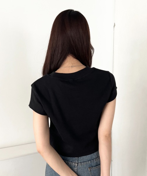Calvin Klein(カルバン・クライン)の「Calvin Klein(カルバン・クライン)/モノグラム ベイビー クロップド リブ クルーネック 半袖 Tシャツ/CK MONOGRAM BABY DOLL TEE(Tシャツ/カットソー・レディース・ホワイト/レッド/グレー/ブルー/ブラック/ライラック・XS/S/M/L)」の22枚目の写真
