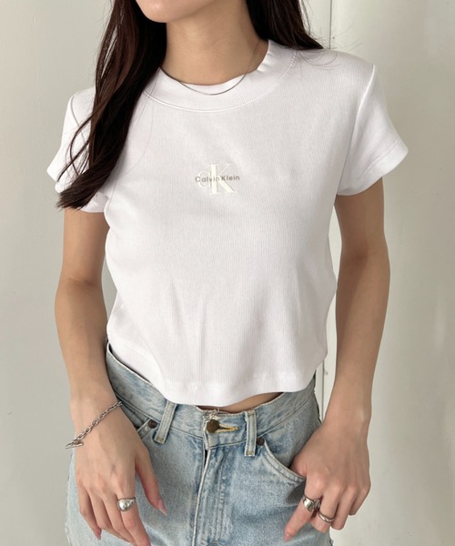 Calvin Klein(カルバン・クライン)の「Calvin Klein(カルバン・クライン)/モノグラム ベイビー クロップド リブ クルーネック 半袖 Tシャツ/CK MONOGRAM BABY DOLL TEE(Tシャツ/カットソー・レディース・ホワイト/レッド/グレー/ブルー/ブラック/ライラック・XS/S/M/L)」の10枚目の写真