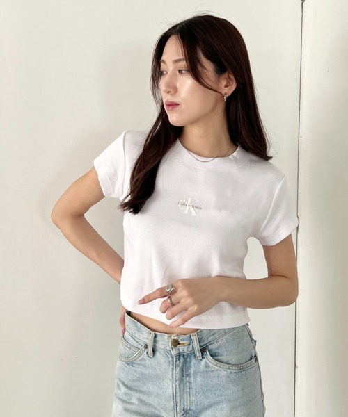 Calvin Klein(カルバン・クライン)の「Calvin Klein(カルバン・クライン)/モノグラム ベイビー クロップド リブ クルーネック 半袖 Tシャツ/CK MONOGRAM BABY DOLL TEE(Tシャツ/カットソー・レディース・ホワイト/レッド/グレー/ブルー/ブラック/ライラック・XS/S/M/L)」の12枚目の写真