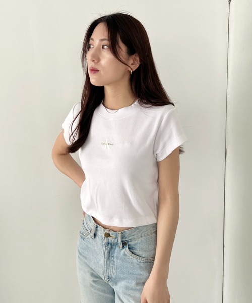 Calvin Klein(カルバン・クライン)の「Calvin Klein(カルバン・クライン)/モノグラム ベイビー クロップド リブ クルーネック 半袖 Tシャツ/CK MONOGRAM BABY DOLL TEE(Tシャツ/カットソー・レディース・ホワイト/レッド/グレー/ブルー/ブラック/ライラック・XS/S/M/L)」の13枚目の写真