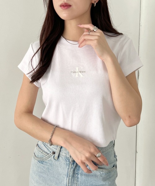 Calvin Klein(カルバン・クライン)の「Calvin Klein(カルバン・クライン)/モノグラム ベイビー クロップド リブ クルーネック 半袖 Tシャツ/CK MONOGRAM BABY DOLL TEE(Tシャツ/カットソー・レディース・ホワイト/レッド/グレー/ブルー/ブラック/ライラック・XS/S/M/L)」の11枚目の写真