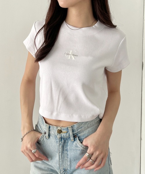 Calvin Klein(カルバン・クライン)の「Calvin Klein(カルバン・クライン)/モノグラム ベイビー クロップド リブ クルーネック 半袖 Tシャツ/CK MONOGRAM BABY DOLL TEE(Tシャツ/カットソー・レディース・ホワイト/レッド/グレー/ブルー/ブラック/ライラック・XS/S/M/L)」の9枚目の写真