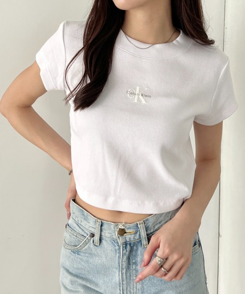 Calvin Klein(カルバン・クライン)の「Calvin Klein(カルバン・クライン)/モノグラム ベイビー クロップド リブ クルーネック 半袖 Tシャツ/CK MONOGRAM BABY DOLL TEE(Tシャツ/カットソー・レディース・ホワイト/レッド/グレー/ブルー/ブラック/ライラック・XS/S/M/L)」の8枚目の写真