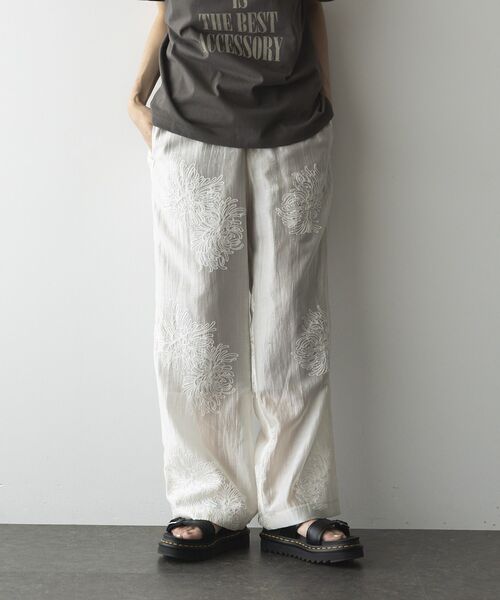 GARAGE OF GOOD CLOTHING(ガレージオブグッドクロージング)の「シアー刺繍ドロストストレートパンツ(その他パンツ・レディース・ホワイト/ブラック・FREE)」の1枚目の写真
