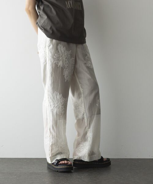 GARAGE OF GOOD CLOTHING(ガレージオブグッドクロージング)の「シアー刺繍ドロストストレートパンツ(その他パンツ・レディース・ホワイト/ブラック・FREE)」の5枚目の写真