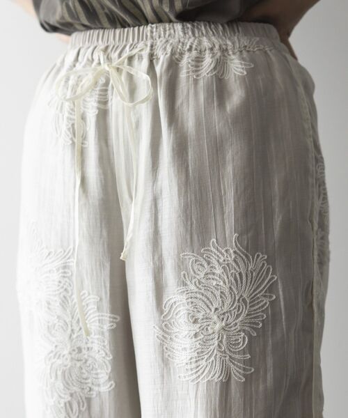 GARAGE OF GOOD CLOTHING(ガレージオブグッドクロージング)の「シアー刺繍ドロストストレートパンツ(その他パンツ・レディース・ホワイト/ブラック・FREE)」の8枚目の写真