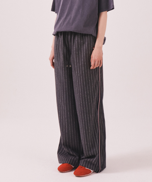 MENASOO(ミナス)の「MNS Pinstripe Wide Brushed Pants_Gray(その他パンツ・レディース・チャコールグレー・F)」の2枚目の写真