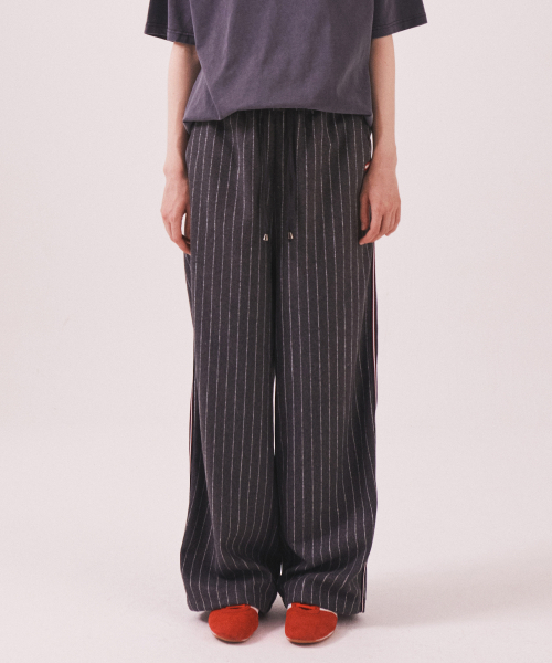 MENASOO(ミナス)の「MNS Pinstripe Wide Brushed Pants_Gray(その他パンツ・レディース・チャコールグレー・F)」の3枚目の写真