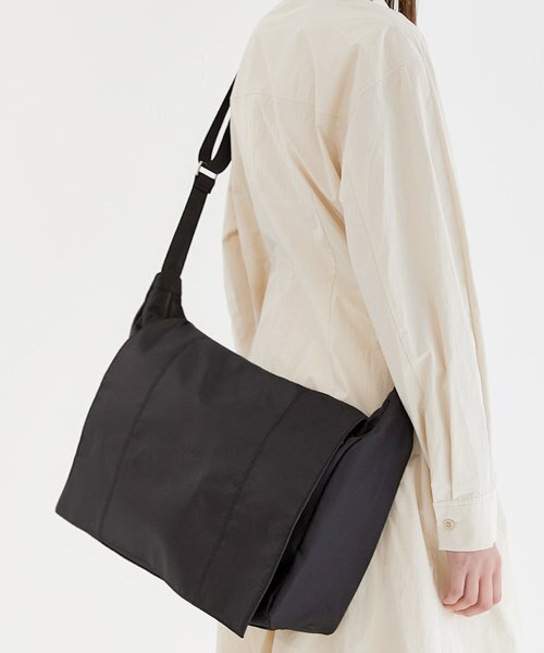 HYPHEN(ハイフン)の「VERTICAL FLAP MESSENGER BAG (B005_BLACK)(メッセンジャーバッグ・メンズ・ブラック・FREE)」の1枚目の写真