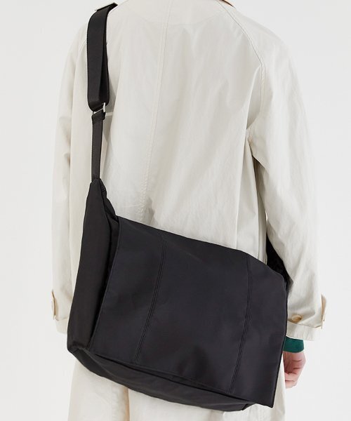HYPHEN(ハイフン)の「VERTICAL FLAP MESSENGER BAG (B005_BLACK)(メッセンジャーバッグ・メンズ・ブラック・FREE)」の2枚目の写真